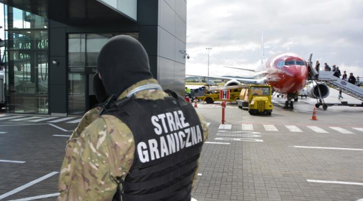 Funkcjonariusz Straży Granicznej przed terminalem pasażerskim gdańskiego lotniska (fot. Morski OSG)