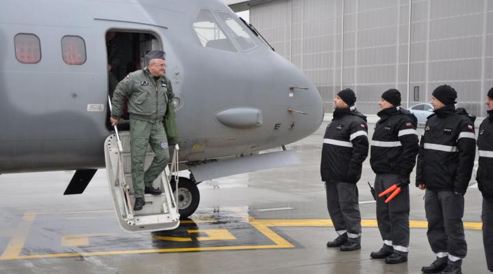 Gen. bryg. pil. Sławomir Żakowski wychodzi z samolotu C-295 M CASA (fot. 8. BLTr)
