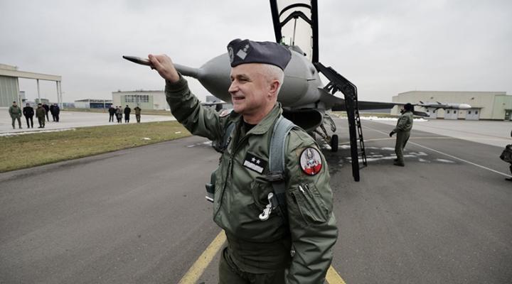 Gen. dyw. pil. Jacek Pszczoła przy samolocie F-16 (fot. Michał Niwicz)