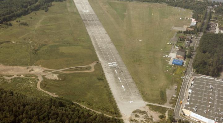 Lotnisko Katowice-Muchowiec - samolot gotowy do odlotu z pasa betonowego 23 (fot. Bogusław S. Kafarski)