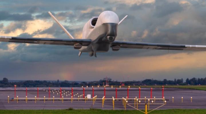 Northrop Grumman RQ-4 Global Hawk - start z lotniska (fot. Mike Mareen, Shutterstock)