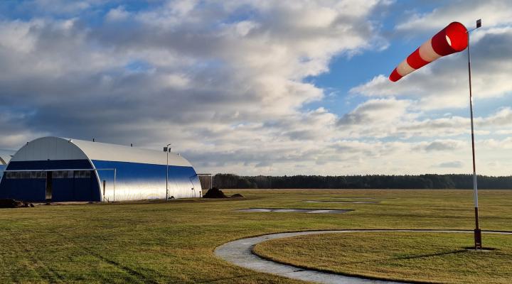 Nowy hangar na lądowisku w Gryźlinach (fot. Lądowisko Gryźliny, Facebook)