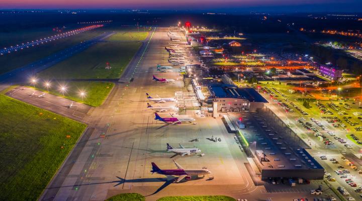 Port Lotniczy Katowice - widok z góry na samoloty na płycie postojowej i terminale (fot. Piotr Adamczyk)