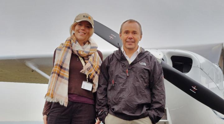 Sam Rutherford i Megan Bowden przed samolotem na lotnisku w Masłowie (fot. Aeroklub Kielecki)