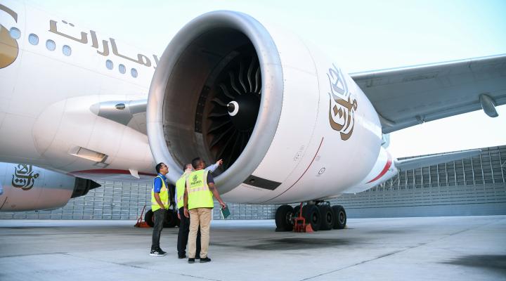 Silnik GE90 na skrzydle samolotu Boeing 777-300ER linii Emirates podczas testów (fot. Emirates)