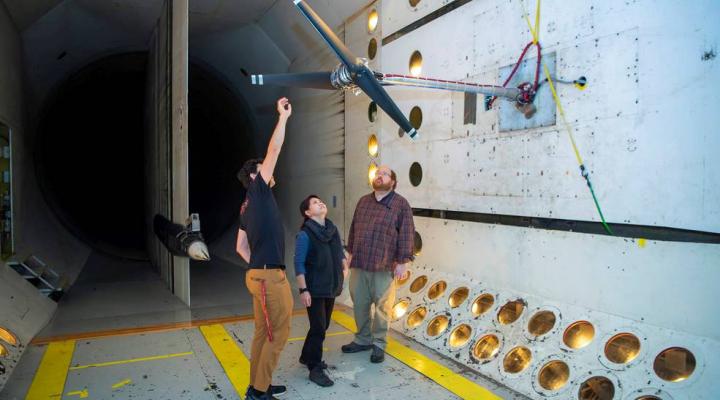 Testy wirnika statku kosmicznego Dragonfly w tunelu Transonic Dynamics Tunnel NASA Langley (fot. NASA, Harlen Capen)