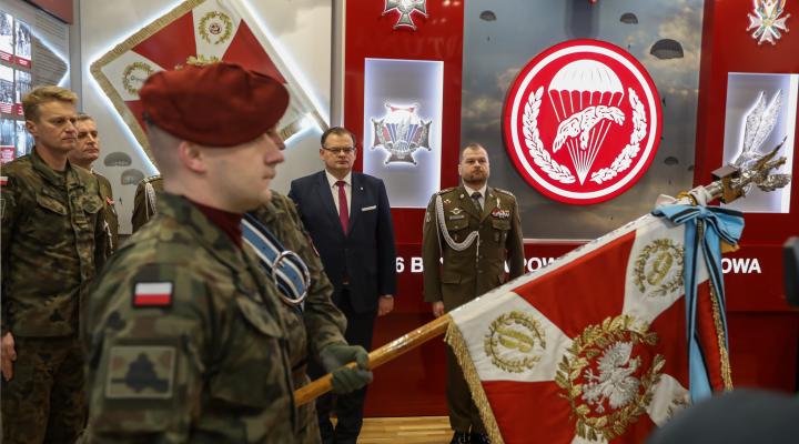 Uroczystość przekazania Orderu Orła Białego do Muzeum 6 Brygady Powietrznodesantowej (fot. M. Bieniek)