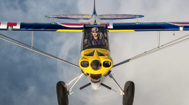Łukasz Czepiela za sterami samolotu Carbon Cub EX2 podczas lotu - widok z przodu (fot. Sławomir Krajniewski, Red Bull Content Pool)