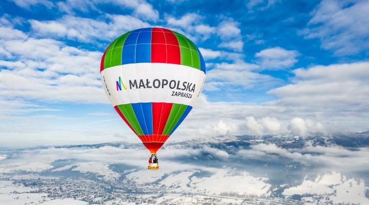 Balon Małopolski w locie zimą (fot. krakowballoon.pl)