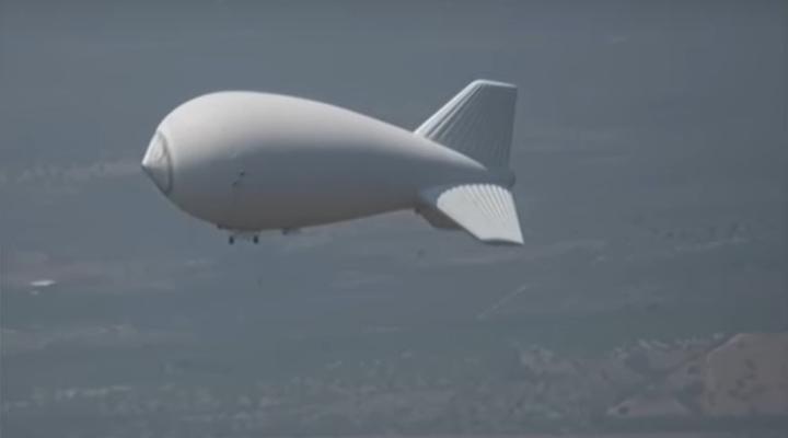 Chiński balon szpiegowski, który porusza się w przestrzeni powietrznej Stanów Zjednoczonych (fot. kadr z filmu na youtube.com)
