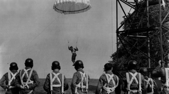 Grupa "Cichociemnych" obserwuje treningowy skok swojego kolegi z wieży spadochronowej w Lundin Links (fot. Muzeum Wojska Polskiego)