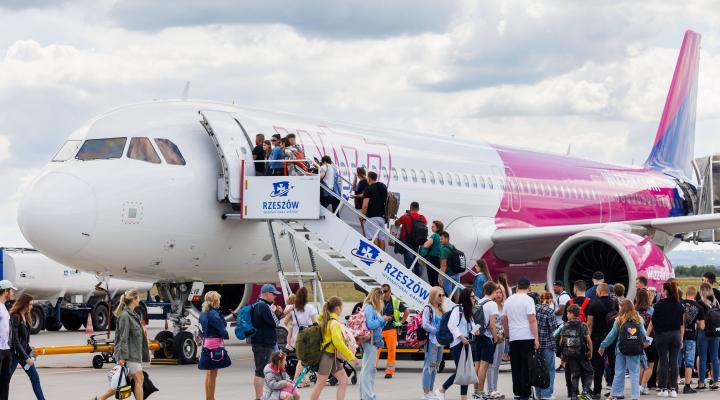 Samolot linni Wizz Air na płycie portu lotniczego w Jasionce - pasażerowie (fot. materiały prasowe portu lotniczego Rzeszów-Jasionka)