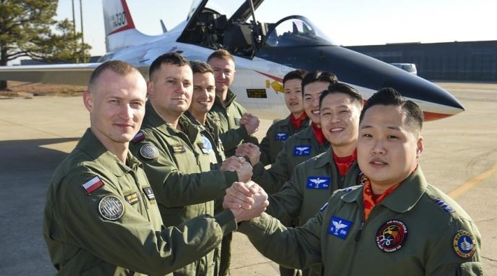 Siły powietrzne Korei Południowej zaczęły szkolić polskich pilotów z obsługi samolotów myśliwskich FA-50 (fot. en.yna.co.kr)