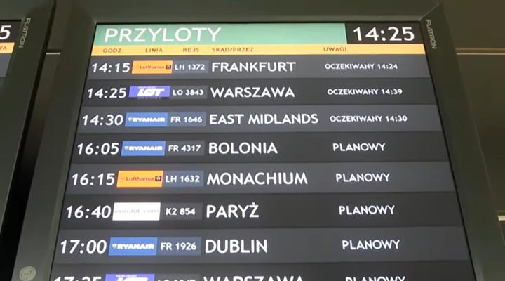 Tablica przylotów lotnisko im. Mikołaja Kopernika we Wrocławiu (fot. kadr z filmu na youtube.com)