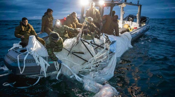 Wydobycie z wód Oceanu Atlantyckiego chińskiego balonu szpiegowskiego przez marynarzy z 2. Grupy Usuwania Materiałów Wybuchowych marynarki wojennej USA (fot. U.S. Fleet Forces Command, Facebook)