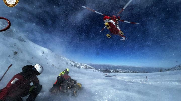 Załoga śmigłowca TOPR ewakuowała snowboardzistę z Kotła Goryczkowego (fot. A. Górka)