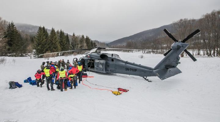 Zimowe ćwiczenia policyjnych lotników, kontrterrorystów i ratowników w Bieszczadach (fot. Jacek Herok)