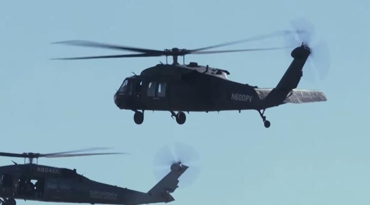 Śmigłowce HH-60 Black Hawk w locie (fot. kadr z filmu na youtube.com)
