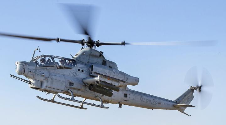 AH-1Z Viper w locie (fot. Lance Cpl. Clare J. McIntire, Domena publiczna, Wikimedia Commons)