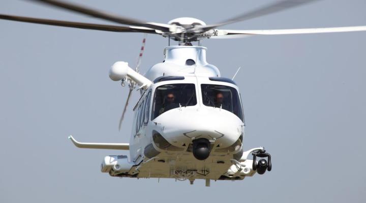 AW139 w locie - widok z bliska z przodu (fot. Leonardo Helicopters)