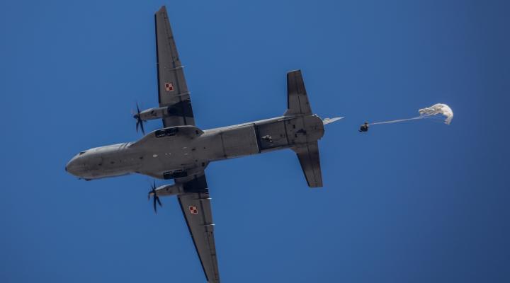 Desant z samolotu CASA C-295M (fot. 6 Brygada Powietrznodesantowa)