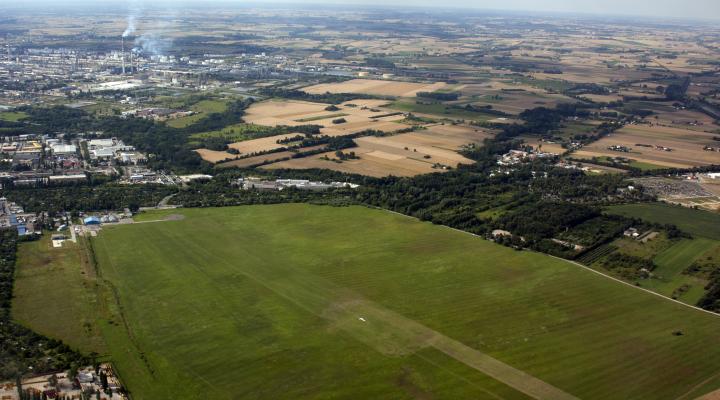 Lotnisko Płock-Kostrogaj - pas trawiasty, widok od wschodu w kierunku 31 (fot. Bogusław S. Kafarski)