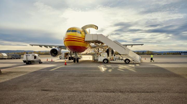 Samolot DHL na płycie lotniska - obsługa (fot. DHL)
