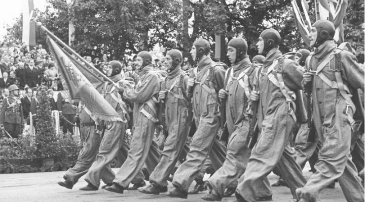 Spadochroniarze WOS podczas defilady w 1939 roku (fot. Ag. fot. "Światowida", Domena publiczna, Wikimedia Commons)
