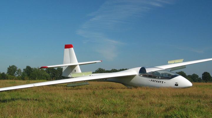 Szybowiec SZD-50-3 Puchacz na lotnisku (fot. Aeroklub Lubelski)
