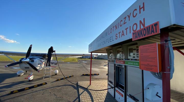 Tankowanie samolotu GA na automatycznej stacji paliw Warter Aviation w Piotrkowie Trybunalskim (fot. Warter Aviation)