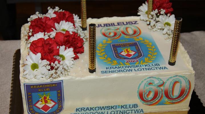 60 lat Krakowskiego Klubu Seniorów Lotnictwa - jubileuszowy tort. Dar Państwa Kujawskich (fot. Stanisław Guzik, KKSL)