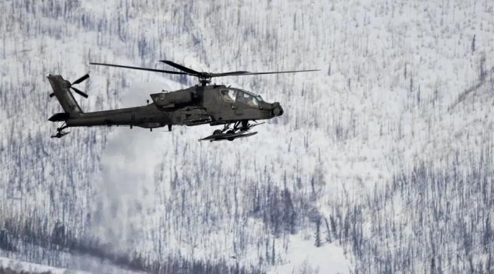 AH-64 Apache z 1. Batalionu Rozpoznania Szturmowego 25. Pułku Lotniczego, trenujący w pobliżu Fort Wainwright na Alasce w 2021 r. (fot. US Army)