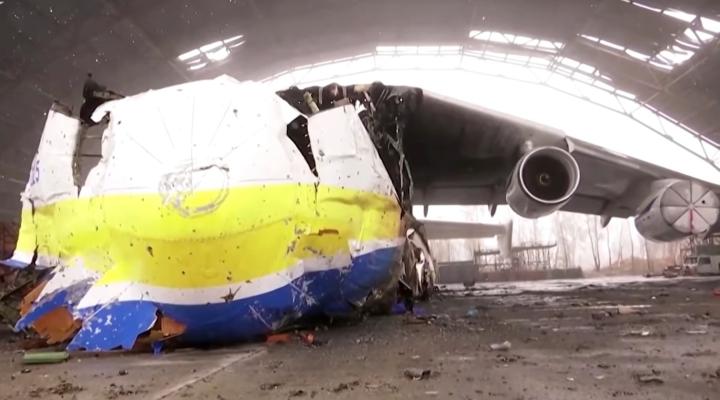 Antonow An-225 Mrija w hangarze - zniszczony (fot. kadr z filmu na youtube.com)