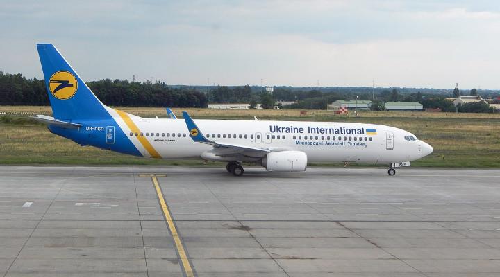 B738 ukraińskich linii lotnicznych Ukrainian International Arlines (znaki rejestracyjne UR-PSR) (fot. Planes Airshows, CC BY 2.0, Wikimedia Commons)