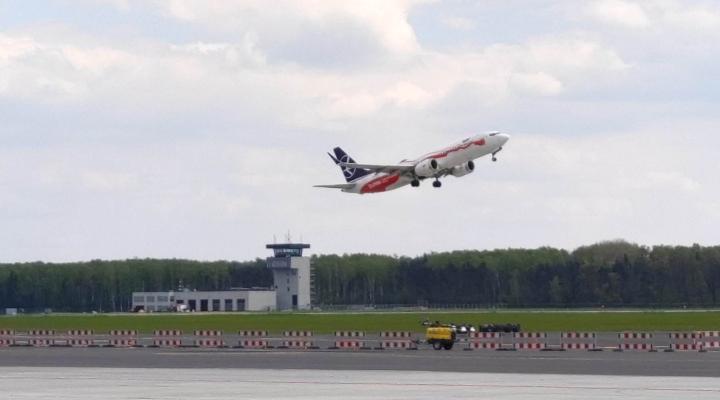 Boeing 737-800 należący do PLL LOT - start z lotniska Warszawa-Radom (fot. Lotnisko Warszawa-Radom, Facebook)