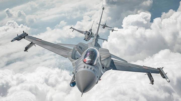 F-16 Polskich Sił Powietrznych - widok z przodu 4 samolotów (fot. Bartek Bera)