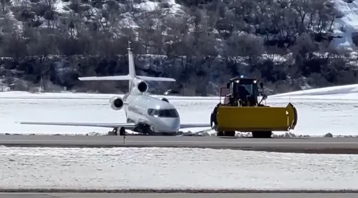 Falcon 900 po wypadnięciu z pasa w Aspen w USA, fot, youtube