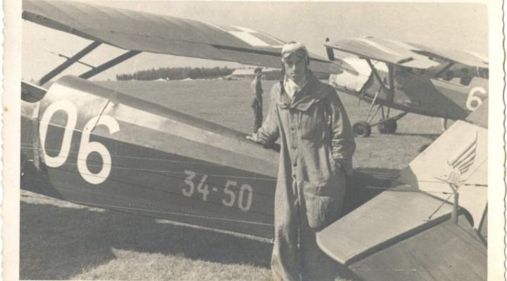 Jan Jakubowski przy samolocie RWD-8, lotnisko szkolne w Ułężu, 1938 rok (fot. reprografia ze zbiorów Muzeum Sił Powietrznych w Dęblinie)