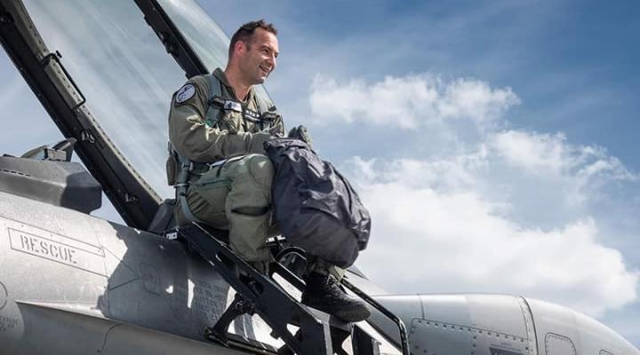 Kpt. pil. Wojciech "Ramrod" Kieczur wychodzi z samolotu F-16 (fot. F-16 Tiger Demo Team Poland, Facebook)