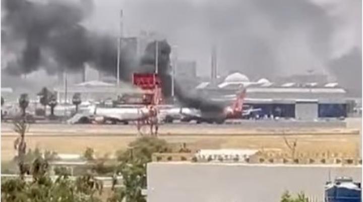 Płonący samolot na lotnisku w Sudanie (fot. kadr z filmu na youtube.com)