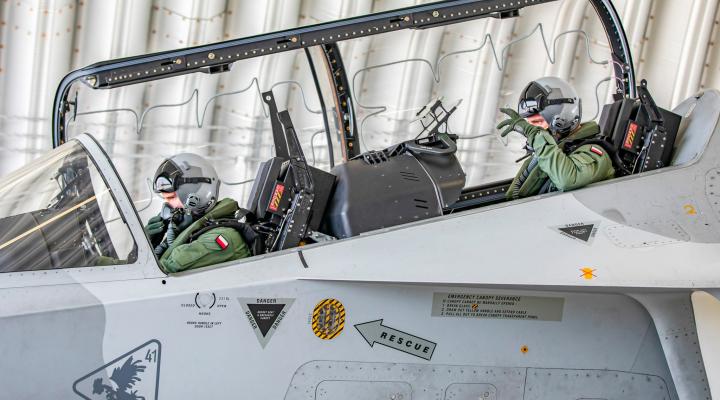 Piloci-uczniowie Lotniczej Akademii Wojskowej za sterami samolotu (fot. LAW)
