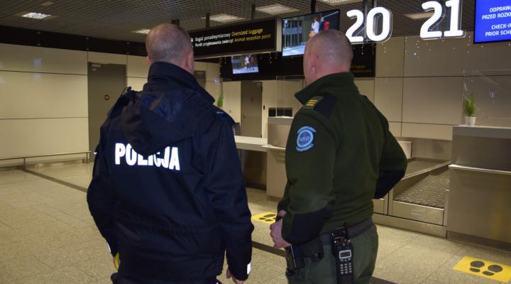 Policjant w terminalu lotniska w Krakowie-Balicach (fot. policja.pl)