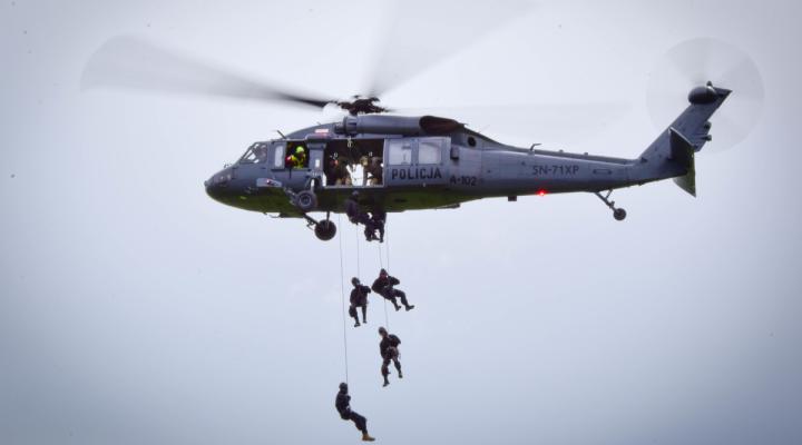 Policyjni kontrterroryści ćwiczyli z Black Hawkiem (fot. Zespół Prasowy KWP w Rzeszowie oraz SPKP w Rzeszowie)