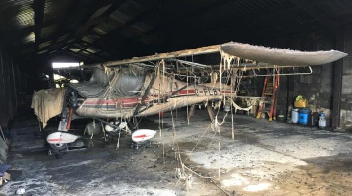 Samolot hangarze po ugaszeniu pożaru w Davidstow Flying Club (fot. Air Cornwall)