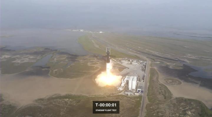 Start rakiety Super Heavy, wynoszącej statek kosmiczny Starship, z kosmodromu SpaceX w Boca Chica w Teksasie (fot.  Elon Musk, Twitter)