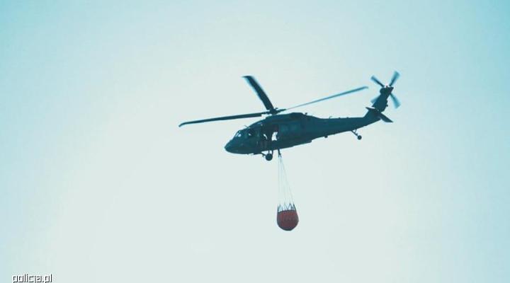 Ćwiczenia policyjnego S-70i Black Hawk przy wykorzystaniu strażackiego Bambi Bucket (fot. Artur Orliński, BKS KGP)