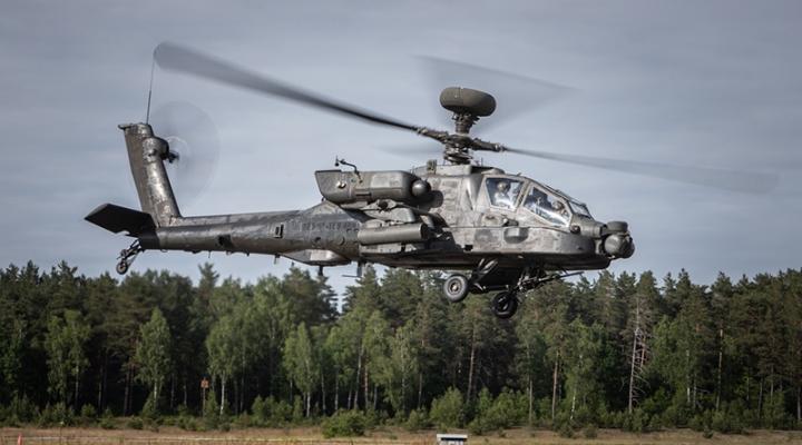 AH-64 Apache w locie (fot. Michał Niwicz)