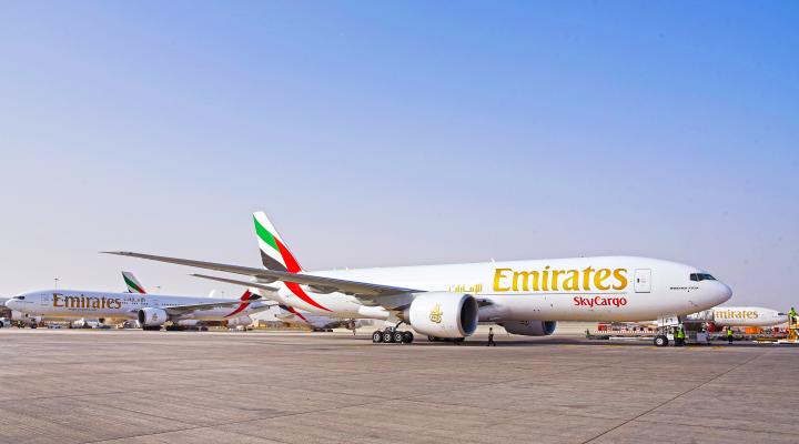 B747-400F należący do Emirates SkyCargo na płycie lotniska (fot. Emirates)