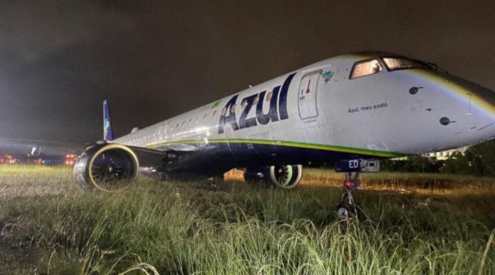 ERJ-195-E2 linii Azul Linhas Aereas po wypadnieciu z pasa w Salwadorze