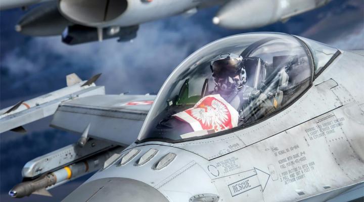 F-16 w locie - widok z bardzo bliska - pilot z godłem Polski (fot. Sławek Hesja Krajniewski)